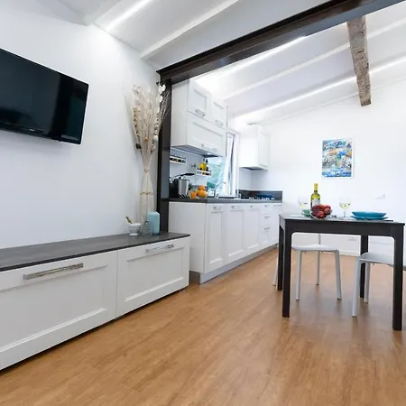 L' Attico Giallo Oro Di Giulia Apartment *