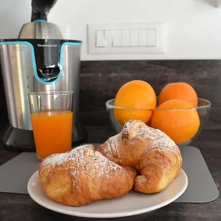 L' Attico Giallo Oro Di Giulia Apartmán *