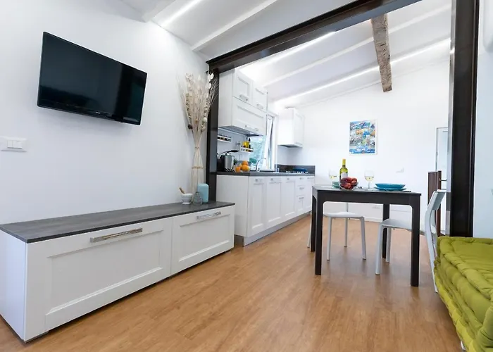 L' Attico Giallo Oro Di Giulia Apartmán *